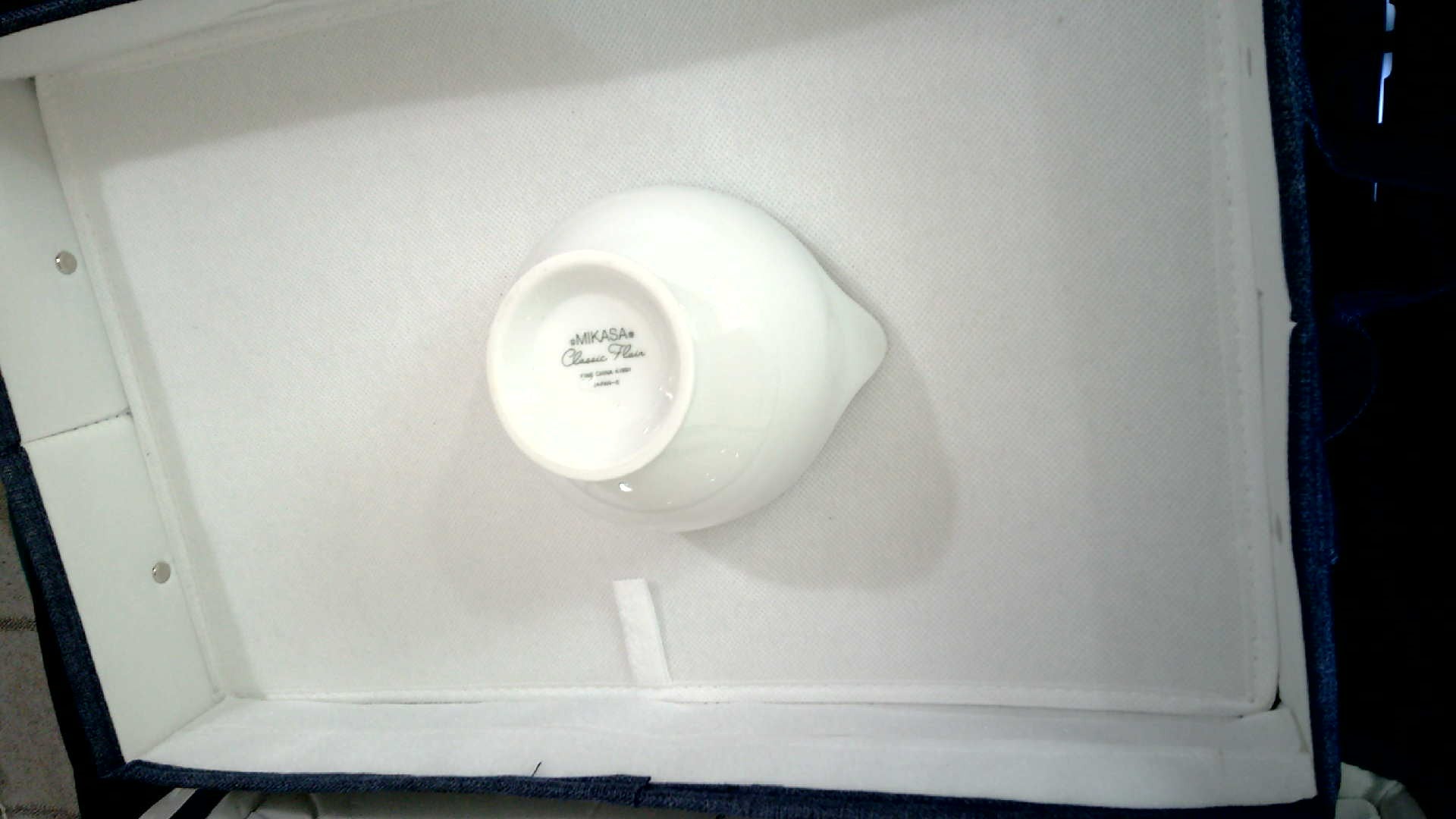 Mikasa Classic Flair White sugar bowl and lid