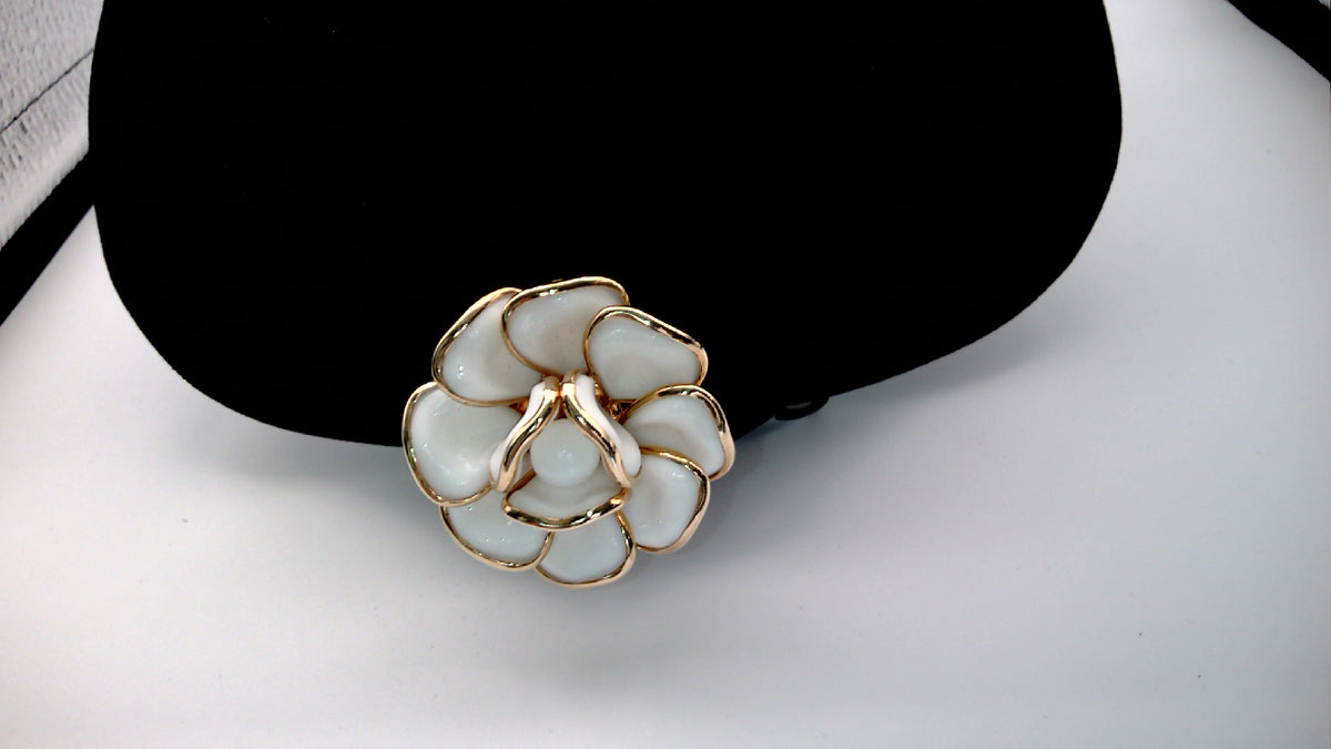 Vintage Designer Alfred Crown Trifari Flower White Milk Glass and Gold-toned Metal 1950s