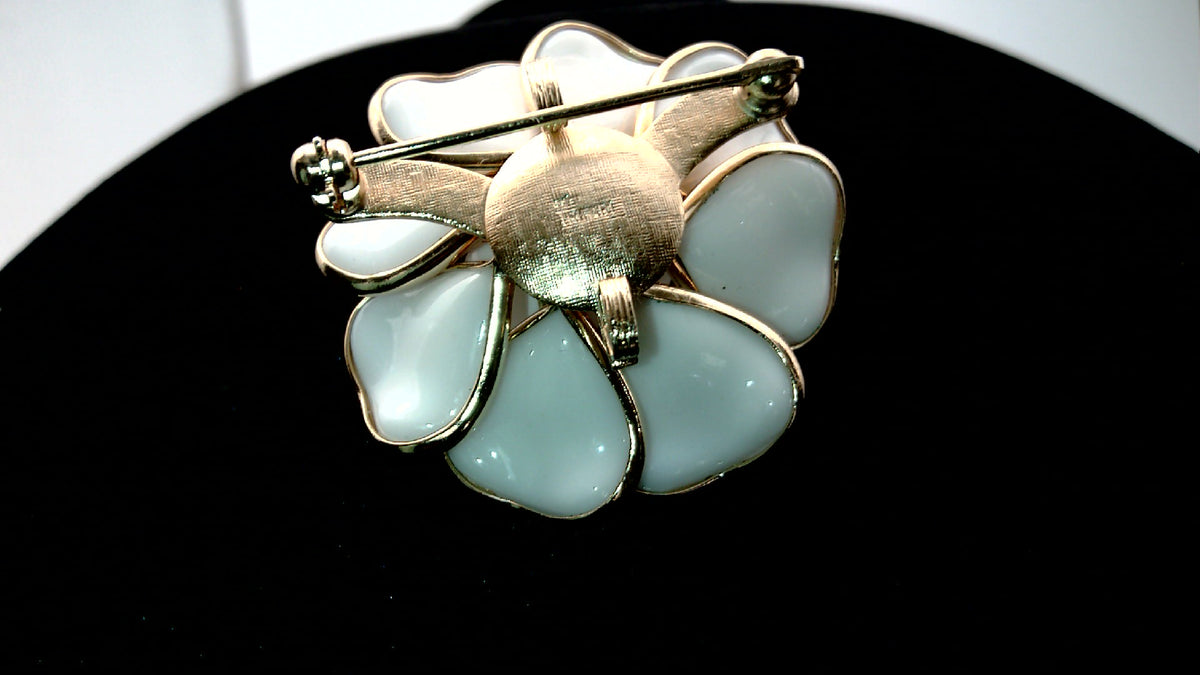 Vintage Designer Alfred Crown Trifari Flower White Milk Glass and Gold-toned Metal 1950s