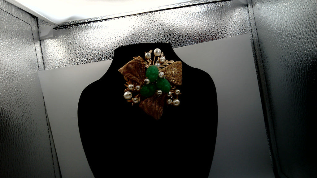 Vintage signed HOBE' Gold tone Mesh Bow Brooch Green Carved Glass  Jade Faux pearl with clear Rhinestones