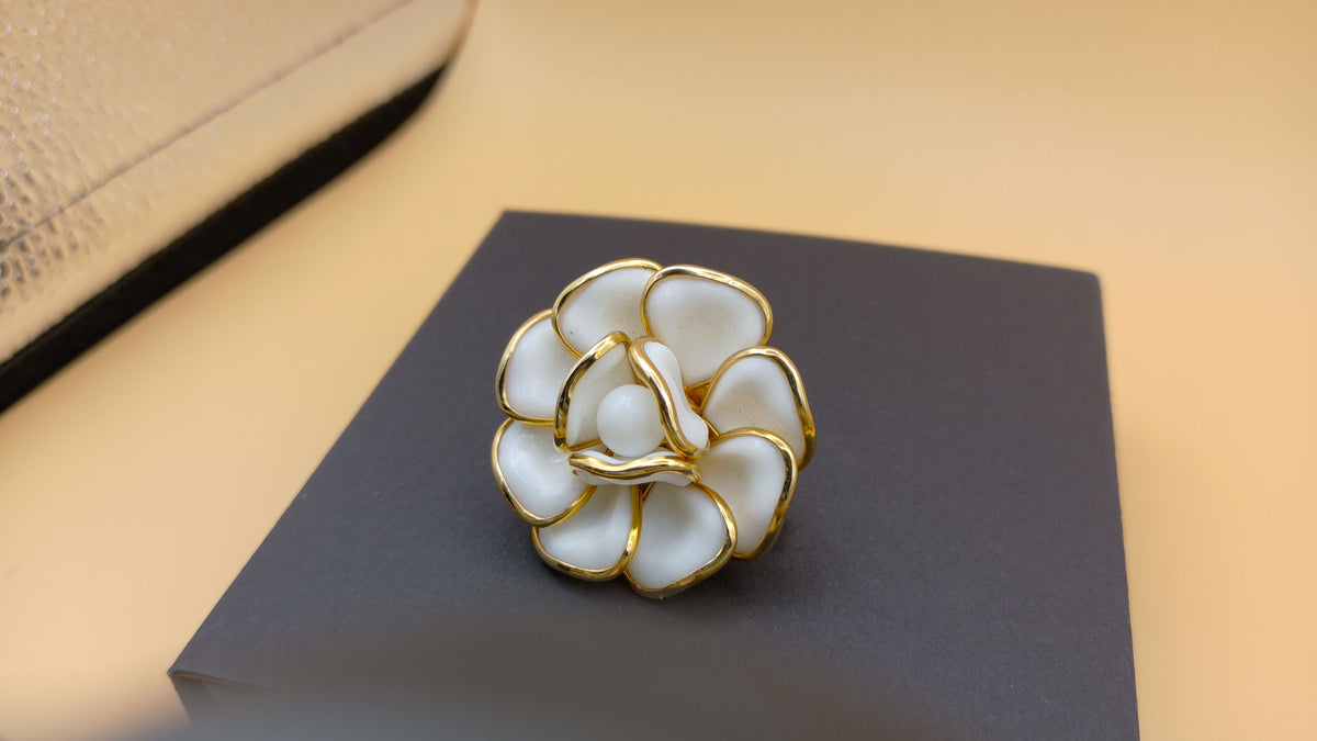 Vintage Designer Alfred Crown Trifari Flower White Milk Glass and Gold-toned Metal 1950s